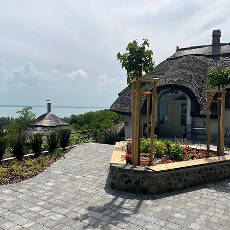 Panorama Apartmanhaz Badacsonytomaj Exterior foto
