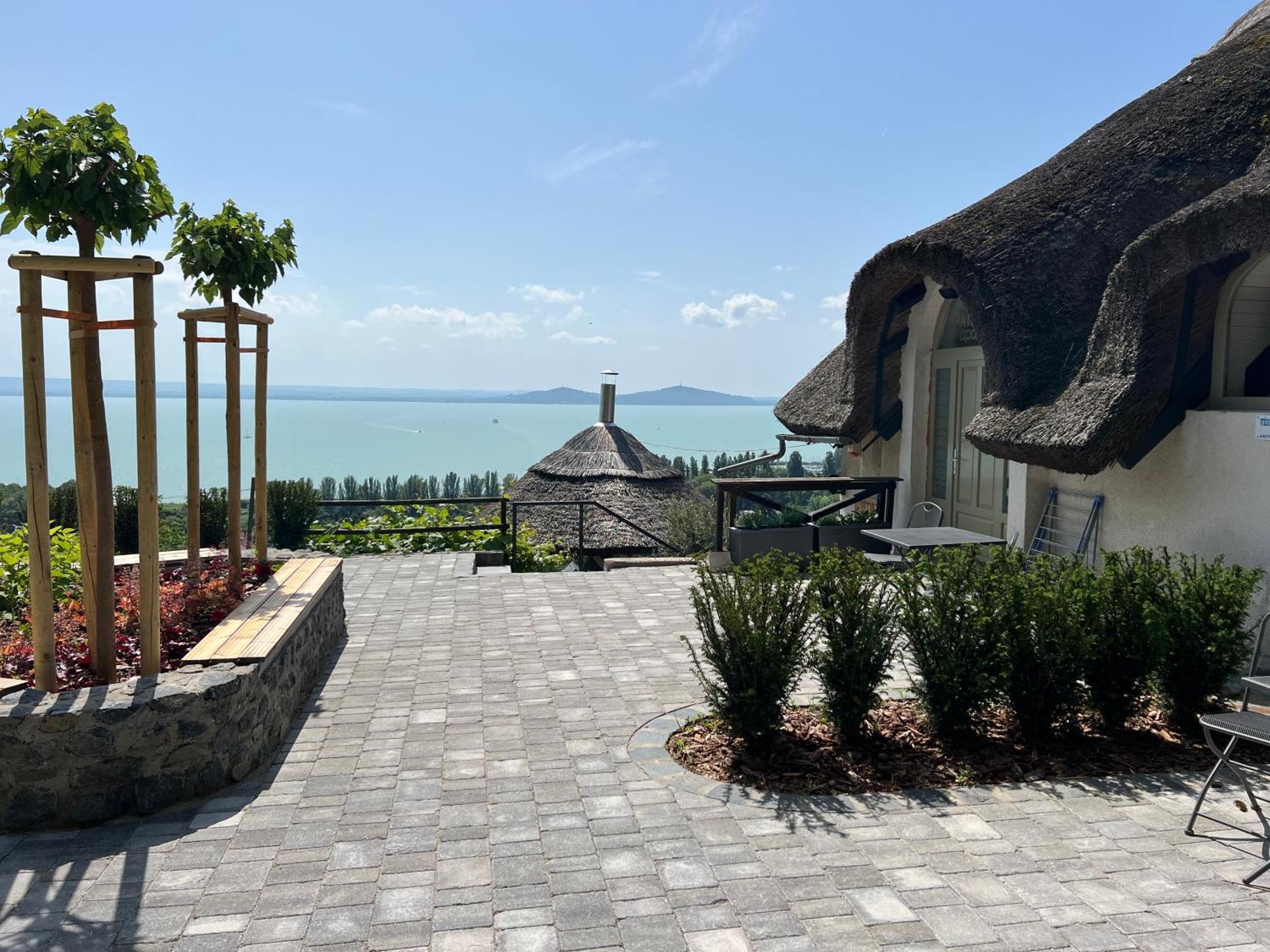 Panorama Apartmanhaz Badacsonytomaj Exterior foto