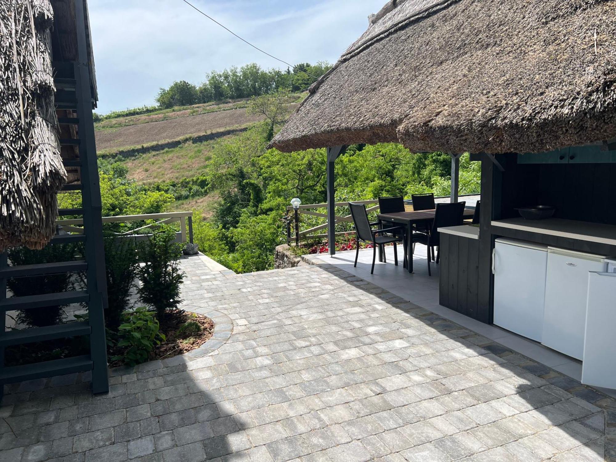 Panorama Apartmanhaz Badacsonytomaj Exterior foto